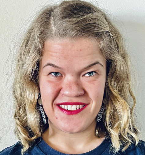 Samanta Lilly headshot. A person looking at the camera, smiling.